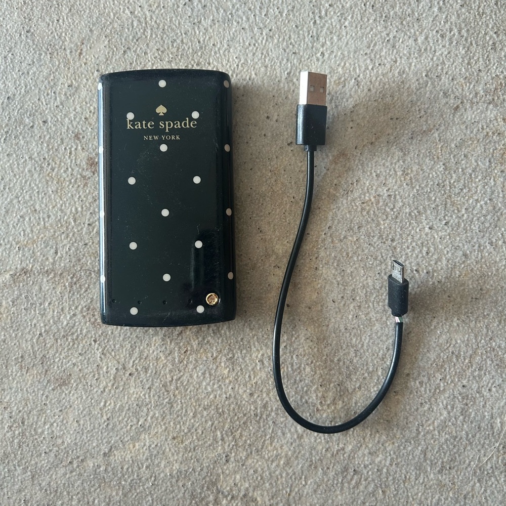 Kade Spade Black and White
Polkadot Bank Charger